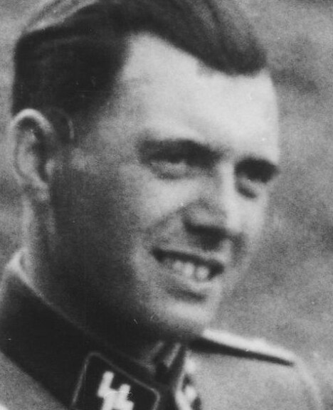 <b>JOSEF MENGELE:</b> SS-legen som utførte grusomme forsøk. Her fotografert uten for Auschwitz i 1944. <b>JOSEF MENGELE:</b> SS-legen som utførte grusomme forsøk. Her fotografert uten for Auschwitz i 1944.
