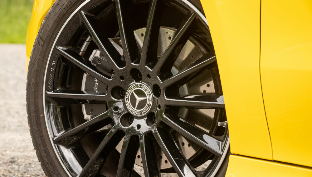 UTSTYR: Du kan velge masse ekstrautstyr til CLA, her felger, dekk og bremser fra AMG-pakken. UTSTYR: Du kan velge masse ekstrautstyr til CLA, her felger, dekk og bremser fra AMG-pakken.