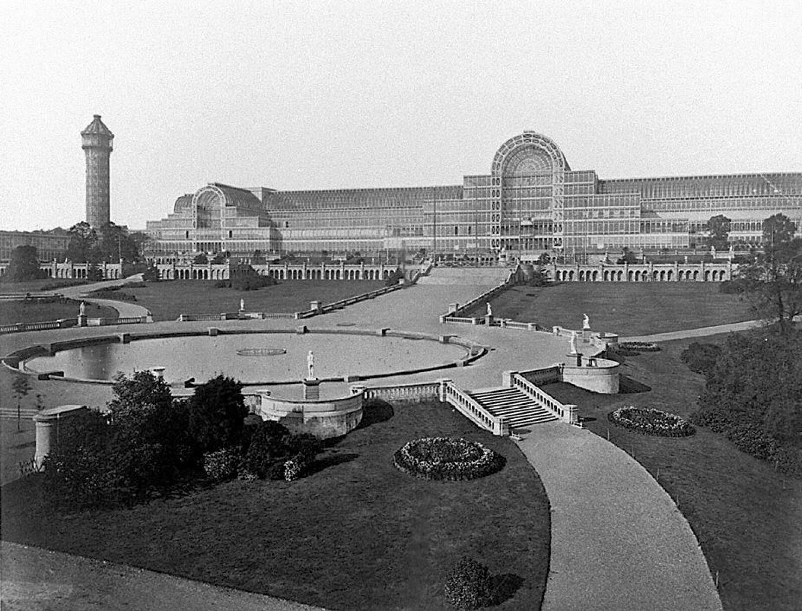 <b>STORSLAGENT:</b> I 1851 var Crystal Palace et storslagent byggverk. Takket være et stålskjelett og at det var mulig å lage store glassplater, kunne bygget realiseres. <b>STORSLAGENT:</b> I 1851 var Crystal Palace et storslagent byggverk. Takket være et stålskjelett og at det var mulig å lage store glassplater, kunne bygget realiseres.