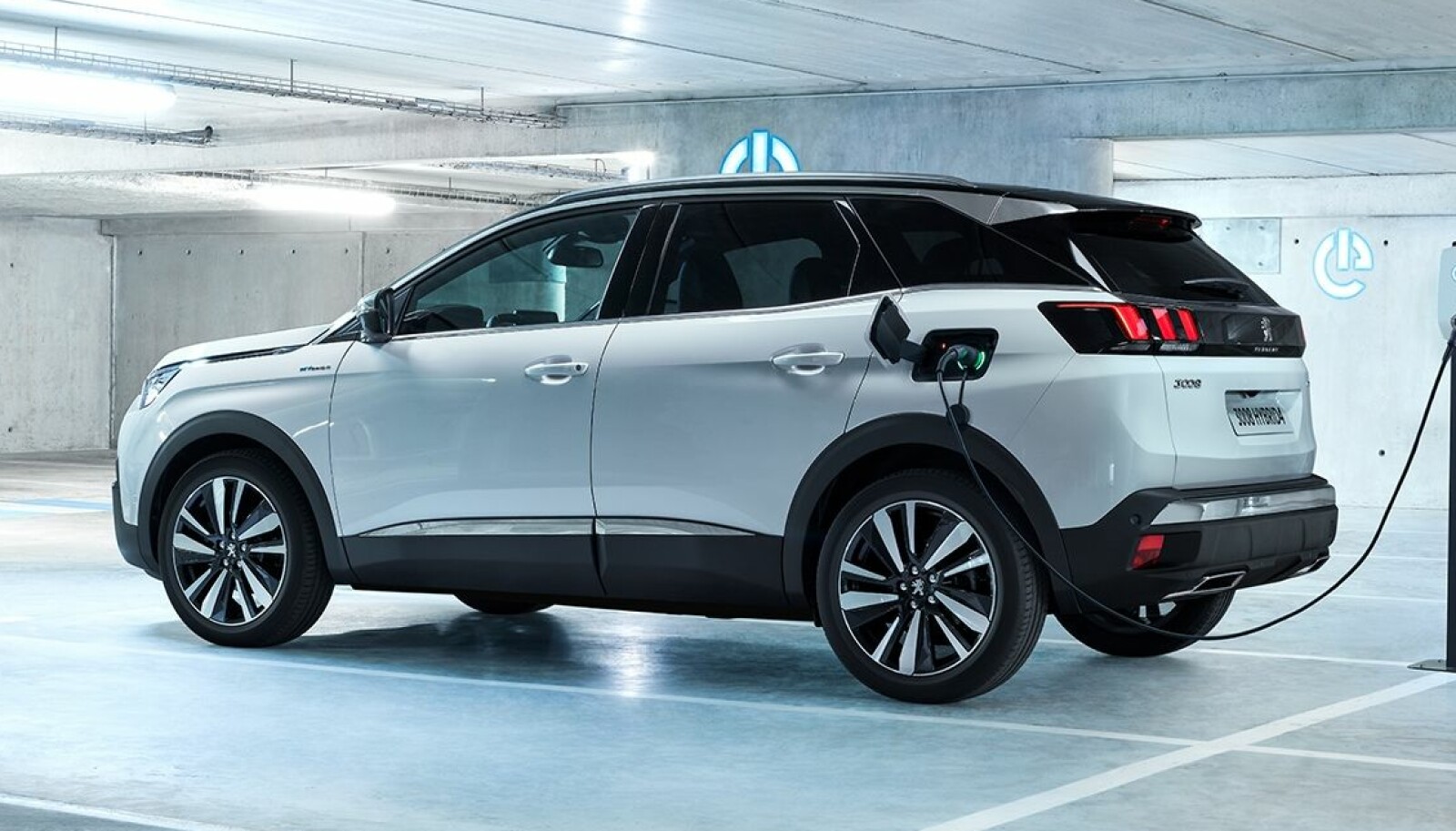 PLUG-IN: Batteriet har en kapasitet på 13,2 kWt og lades opp på 1 time og 45 min via normalladeinntaket på 7,4 kW. PLUG-IN: Batteriet har en kapasitet på 13,2 kWt og lades opp på 1 time og 45 min via normalladeinntaket på 7,4 kW.