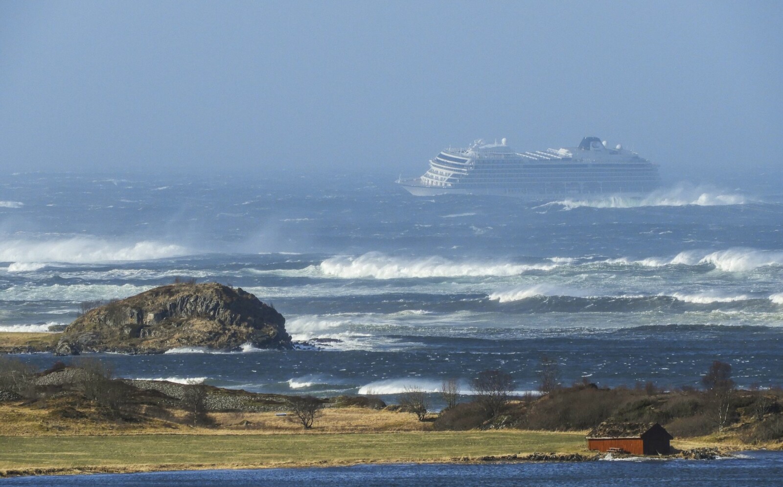 <b><SPAN CLASS=BOLD>FARLIG FERD:</b></span> Viking Sky seilte med så lite i smøreoljetankene at pumpene sugde luft da skipet slingret i brottsjøene i Hustadvika. Og med alarmene skrudd til så lavt nivå at de ikke advarte om den farlige situasjonen. <b><SPAN CLASS=BOLD>FARLIG FERD:</b></span> Viking Sky seilte med så lite i smøreoljetankene at pumpene sugde luft da skipet slingret i brottsjøene i Hustadvika. Og med alarmene skrudd til så lavt nivå at de ikke advarte om den farlige situasjonen.