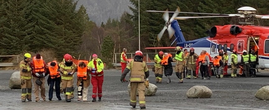 <b><SPAN CLASS=BOLD>REDNINGSHELIKOPTER:</b></span> Den eneste muligheten til å få i land folk fra Viking Sky, var å bruke helikopter. På noen timer ble 470 passasjerer reddet fra skipet Her har en gruppe forskremte passasjerer akkurat landet på trygg grunn ved Brynhallen. <b><SPAN CLASS=BOLD>REDNINGSHELIKOPTER:</b></span> Den eneste muligheten til å få i land folk fra Viking Sky, var å bruke helikopter. På noen timer ble 470 passasjerer reddet fra skipet Her har en gruppe forskremte passasjerer akkurat landet på trygg grunn ved Brynhallen.