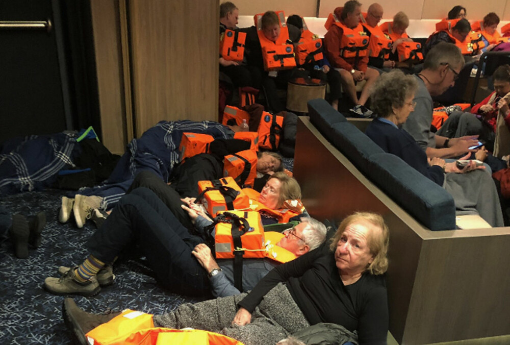 <b><SPAN CLASS=BOLD>VENTER PÅ REDNINGEN:</b></span> Én etter én ble passasjerene heist opp i redningshelikoptrene mens resten ventet inne i skipet som drev i storm på Hustadvika. <b><SPAN CLASS=BOLD>VENTER PÅ REDNINGEN:</b></span> Én etter én ble passasjerene heist opp i redningshelikoptrene mens resten ventet inne i skipet som drev i storm på Hustadvika.