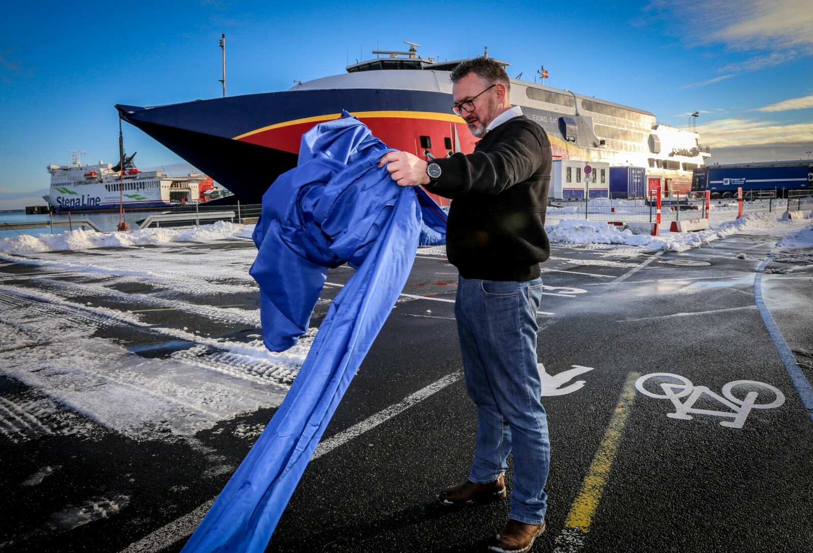 <b>RASKEST:</b> 91 meter lang med plass til 660 passasjerer og 200 personbiler. Men det er langt fra det mest imponerende med Fjord Cat, som i år avslutter som danskebåt på strekningen Kristiansand–Hirtshals. <b>RASKEST:</b> 91 meter lang med plass til 660 passasjerer og 200 personbiler. Men det er langt fra det mest imponerende med Fjord Cat, som i år avslutter som danskebåt på strekningen Kristiansand–Hirtshals.