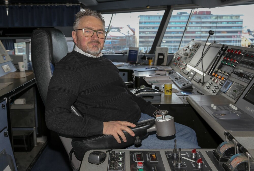 <b>MIMRER:</b> 21 år etter fartsfesten over Atlanterhavet, er det fortsatt kaptein Claus Lambek Kristensen som har rekorden. Her i kapteinssetet på broen på «Fjord Cat». <b>MIMRER:</b> 21 år etter fartsfesten over Atlanterhavet, er det fortsatt kaptein Claus Lambek Kristensen som har rekorden. Her i kapteinssetet på broen på «Fjord Cat».