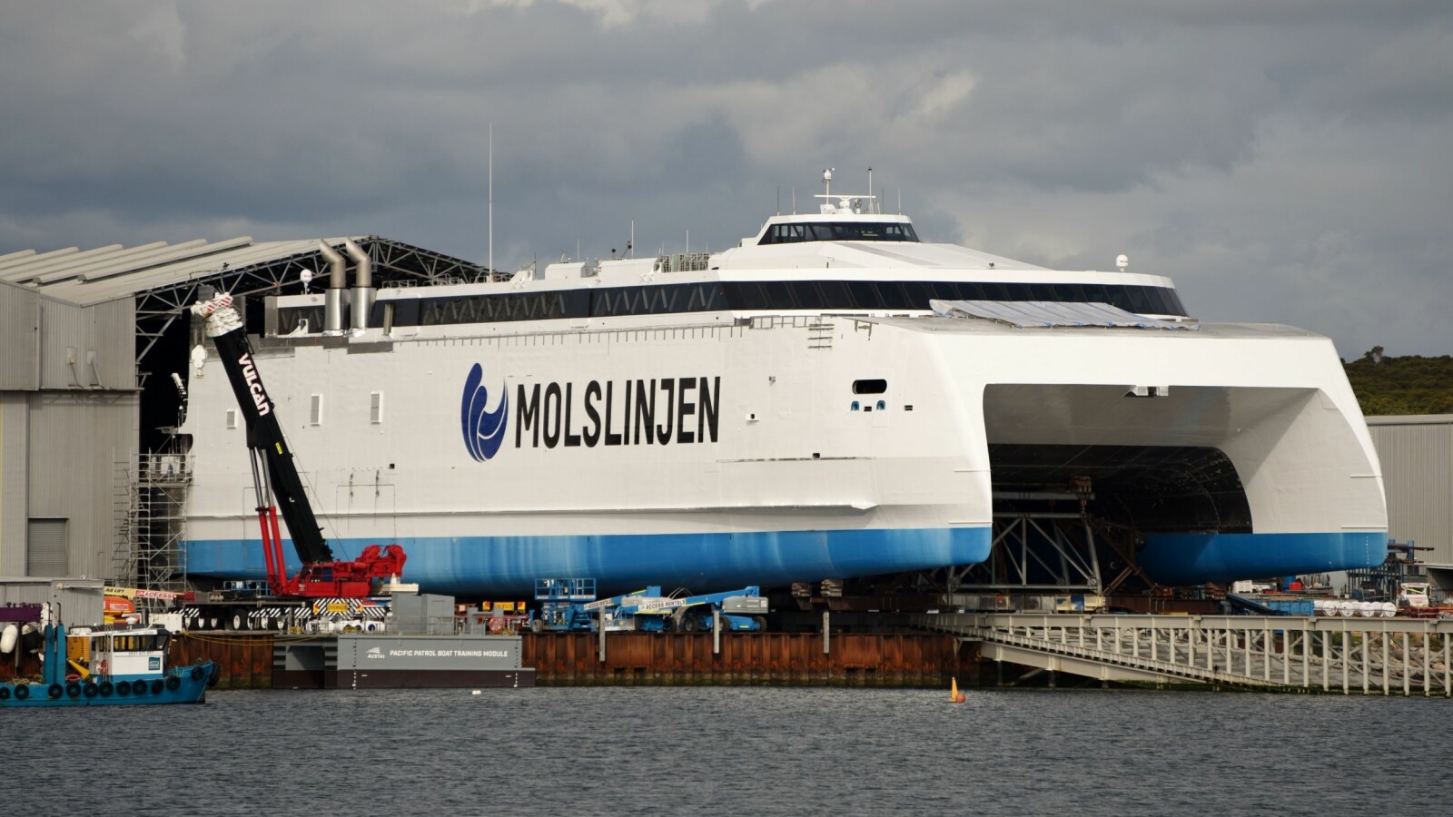 <b>HAVETS DREAMLINER:</b> En slik koloss av en 109 meter lang katamaran settes neste sommer inn som Fjord Lines katamaran mellom Kristiansand og Hirtshals. Danske Mols-linjen har nettopp overtatt søsterskipet på bildet. <b>HAVETS DREAMLINER:</b> En slik koloss av en 109 meter lang katamaran settes neste sommer inn som Fjord Lines katamaran mellom Kristiansand og Hirtshals. Danske Mols-linjen har nettopp overtatt søsterskipet på bildet.