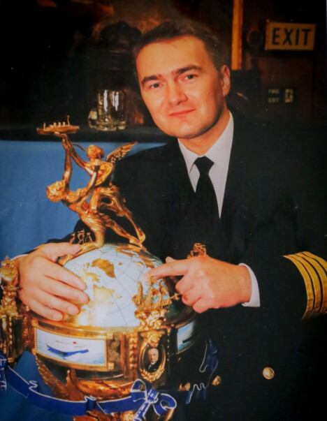 <b>VINNER:</b> Kaptein Claus Lambek Kristensen var bare 33 år da han satte tidenes fartsrekord over Atlanterhavet. Her poserer han, tydelig stolt, med premien; Hales Trophy som er forsikret for mange millioner kroner. <b>VINNER:</b> Kaptein Claus Lambek Kristensen var bare 33 år da han satte tidenes fartsrekord over Atlanterhavet. Her poserer han, tydelig stolt, med premien; Hales Trophy som er forsikret for mange millioner kroner.