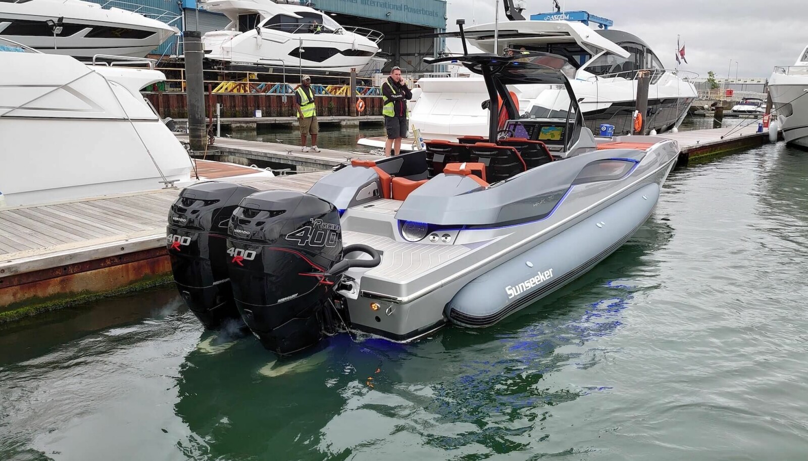 <b>HAWK 38: </b>Sunseeker-importøren i Norge har allerede fått prøvekjøre første versjonen av Hawk 38. <b>HAWK 38: </b>Sunseeker-importøren i Norge har allerede fått prøvekjøre første versjonen av Hawk 38.