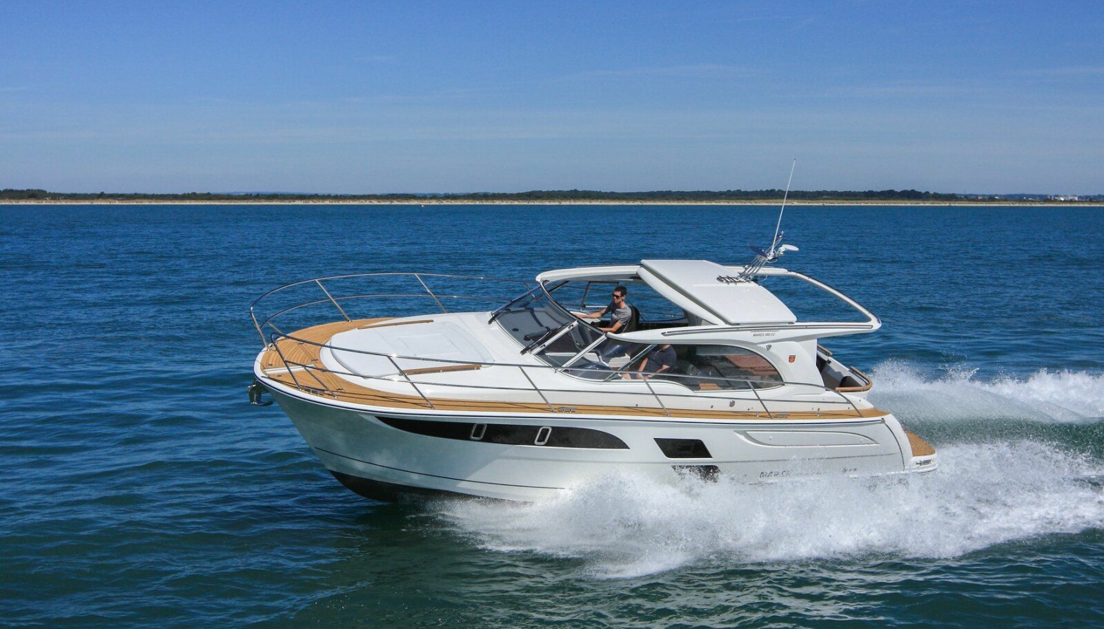 <b>KABRIOLET: </b>Marex 360 Cabriolet Cruiser med tak som er enkelt å åpne, slik at du får luft i håret. <b>KABRIOLET: </b>Marex 360 Cabriolet Cruiser med tak som er enkelt å åpne, slik at du får luft i håret.