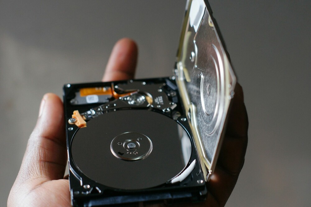 <b>SNURREHARDDISK:</b> Tradisjonelle harddisker har plater som snurrer og en arm som leser av platene. En moderne SSD har ingen bevegelige deler og er mye raskere enn en tradisjonell harddisk. <b>SNURREHARDDISK:</b> Tradisjonelle harddisker har plater som snurrer og en arm som leser av platene. En moderne SSD har ingen bevegelige deler og er mye raskere enn en tradisjonell harddisk.