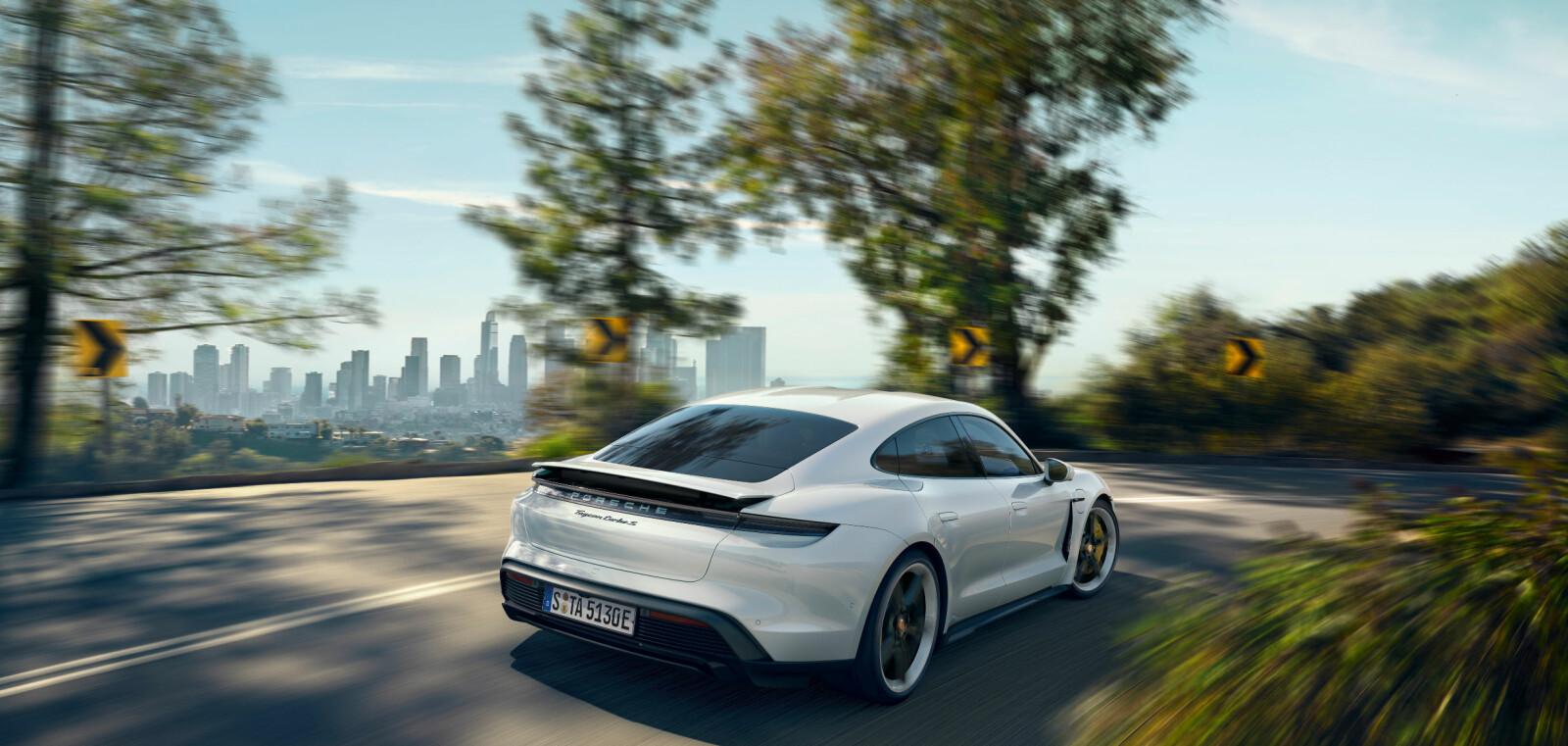 <b>PRIS PORSCHE TAYCAN:</b> Du må ut med 1,3 eller 1,6 millioner kroner for å sikre deg en Porsche Taycan. <b>PRIS PORSCHE TAYCAN:</b> Du må ut med 1,3 eller 1,6 millioner kroner for å sikre deg en Porsche Taycan.