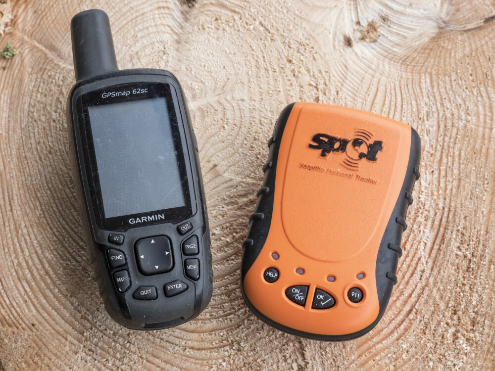 <b>SMÅTING</b> Småting kan utgjøre flere kilo om man ikke passer på. Telefon, GPS og SPOT-sender utgjør fort en drøy halvkilo. Selv må jeg ha med skikkelig kamera, men mange vil spare mye der. Jeg droppet tollekniven og baserte meg kun på en lett Leatherman. Tannbørste og tannkrem klarer jeg meg uten på en så kort tur; litt tyggis gjør nesten samme nytte. <b>SMÅTING</b> Småting kan utgjøre flere kilo om man ikke passer på. Telefon, GPS og SPOT-sender utgjør fort en drøy halvkilo. Selv må jeg ha med skikkelig kamera, men mange vil spare mye der. Jeg droppet tollekniven og baserte meg kun på en lett Leatherman. Tannbørste og tannkrem klarer jeg meg uten på en så kort tur; litt tyggis gjør nesten samme nytte.
