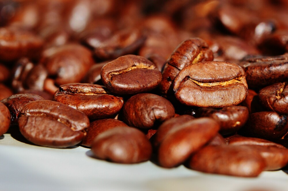 <b>TIPS:</b> Vil du ha fersk kaffe kan det være smart å investere i en enkel kaffekvern og kjøpe hele bønner. <b>TIPS:</b> Vil du ha fersk kaffe kan det være smart å investere i en enkel kaffekvern og kjøpe hele bønner.