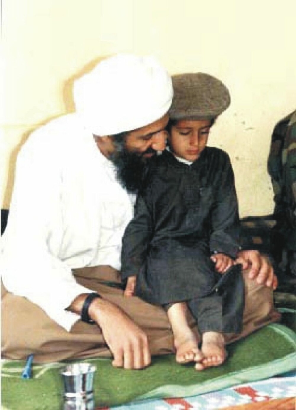<b>FAVORITT:</b> Etter at den eldre sønnen Saad ble drept i et amerikansk droneangrep i 2009, ønsket Osama bin Laden at favorittsønnen, Hamza, skulle arve tronen som leder av Al Qaida. Dette bildet skal være tatt rundt 1997. Hamza antas å være født i 1989. <b>FAVORITT:</b> Etter at den eldre sønnen Saad ble drept i et amerikansk droneangrep i 2009, ønsket Osama bin Laden at favorittsønnen, Hamza, skulle arve tronen som leder av Al Qaida. Dette bildet skal være tatt rundt 1997. Hamza antas å være født i 1989.