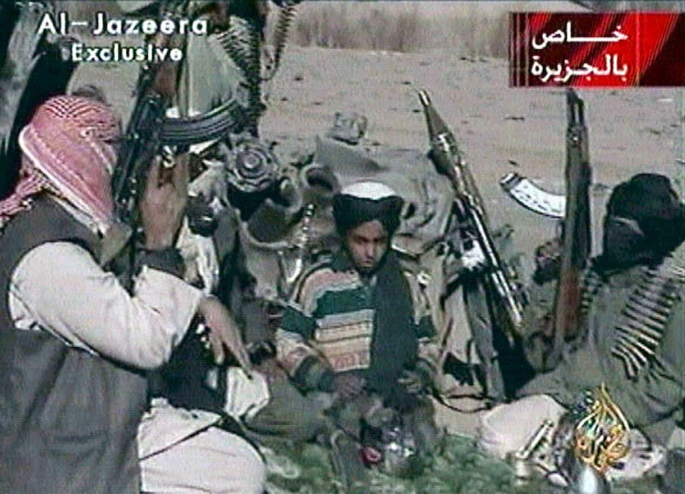 <b>TERRORISTOPPDRETT:</b> Dette sjeldne bilde av Hamza er tatt fra en video, angivelig fra november 2001, to måneder etter angrepene i USA. Etter hvert dukket Osamas tronarving opp på flere videoer, omgitt av soldater og våpen. <b>TERRORISTOPPDRETT:</b> Dette sjeldne bilde av Hamza er tatt fra en video, angivelig fra november 2001, to måneder etter angrepene i USA. Etter hvert dukket Osamas tronarving opp på flere videoer, omgitt av soldater og våpen.