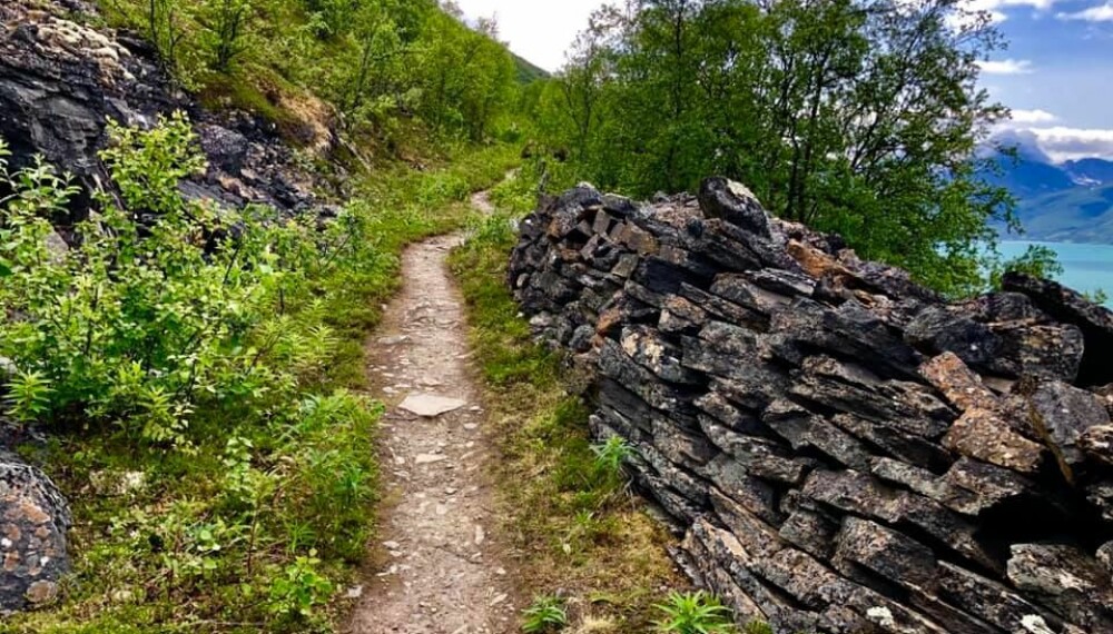 TURVEI: Vandreturen opp Russeveien starter rett ved E6/E8 en mils vei sør for tettstedet Skibotn. Parkeringsplassen er merket «Krigsminne.» Herfra er det rundt fem kilometer opp til den restaurerte bunkeren. TURVEI: Vandreturen opp Russeveien starter rett ved E6/E8 en mils vei sør for tettstedet Skibotn. Parkeringsplassen er merket «Krigsminne.» Herfra er det rundt fem kilometer opp til den restaurerte bunkeren.