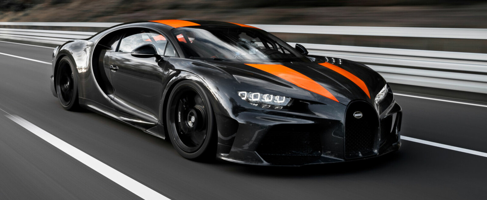<b>REKORD:</b> En pre-produksjonsutgave av en spesialversjon av Bugatti Chiron gjorde 490 km/t på VW-gruppens testbane. <b>REKORD:</b> En pre-produksjonsutgave av en spesialversjon av Bugatti Chiron gjorde 490 km/t på VW-gruppens testbane.