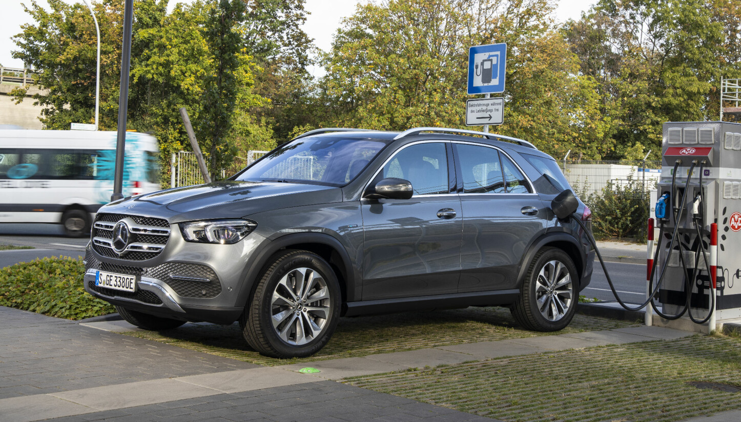 DIESELHYBRID: Mercedes GLE 350 de 4Matic. "de" betyr at den har dieselmotor som jobber sammen med den elektriske motoren. Den kan trekke hengere på 3,5 tonn. DIESELHYBRID: Mercedes GLE 350 de 4Matic. "de" betyr at den har dieselmotor som jobber sammen med den elektriske motoren. Den kan trekke hengere på 3,5 tonn.