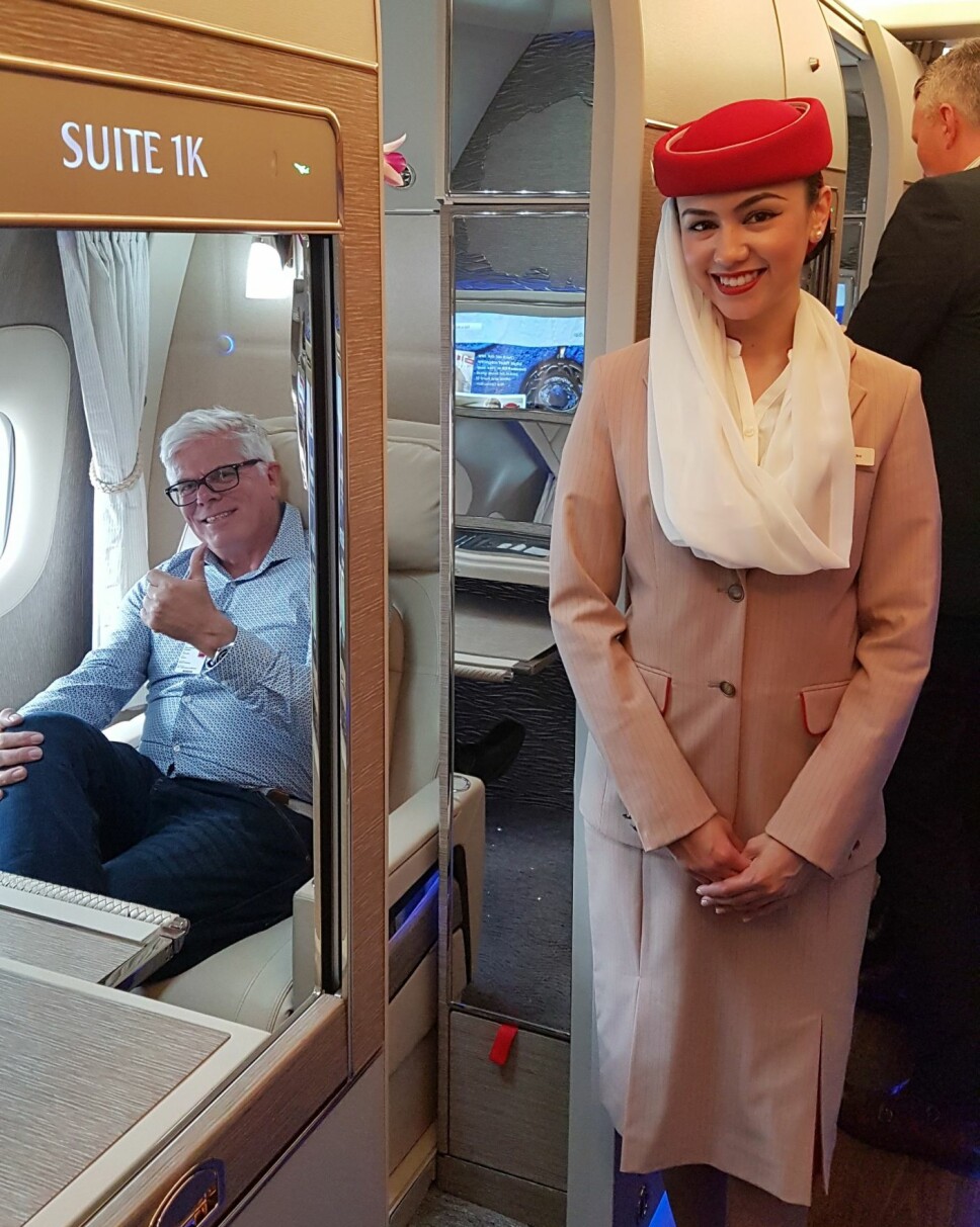 <b>FORNØYD:</b> SIDE3s reporter er generelt lite glad i å sitte lenge på fly, men dette ga mersmak, konstaterer han etter å ha prøvesittet en av 1. klasse suitene. <b>FORNØYD:</b> SIDE3s reporter er generelt lite glad i å sitte lenge på fly, men dette ga mersmak, konstaterer han etter å ha prøvesittet en av 1. klasse suitene.