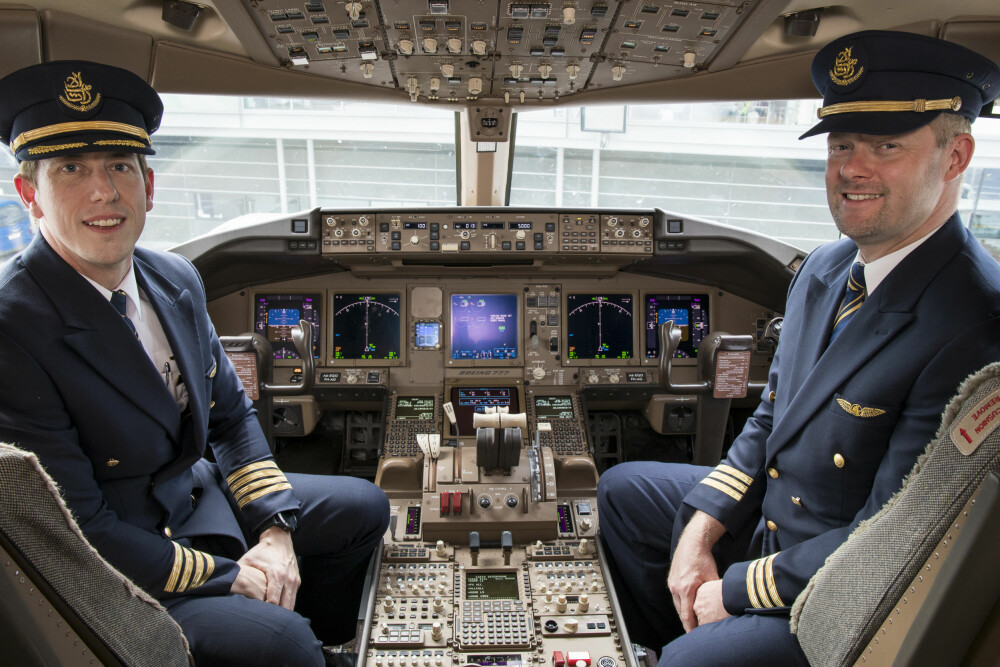 <b>NORSKE PILOTER:</b> Kaptein Frank Christian Bårdsen(t.v.) og førstestyrmann Christian Theisen kom på norgesvisitt i anledning jubileet.Foto: Emirates <b>NORSKE PILOTER:</b> Kaptein Frank Christian Bårdsen(t.v.) og førstestyrmann Christian Theisen kom på norgesvisitt i anledning jubileet.Foto: Emirates