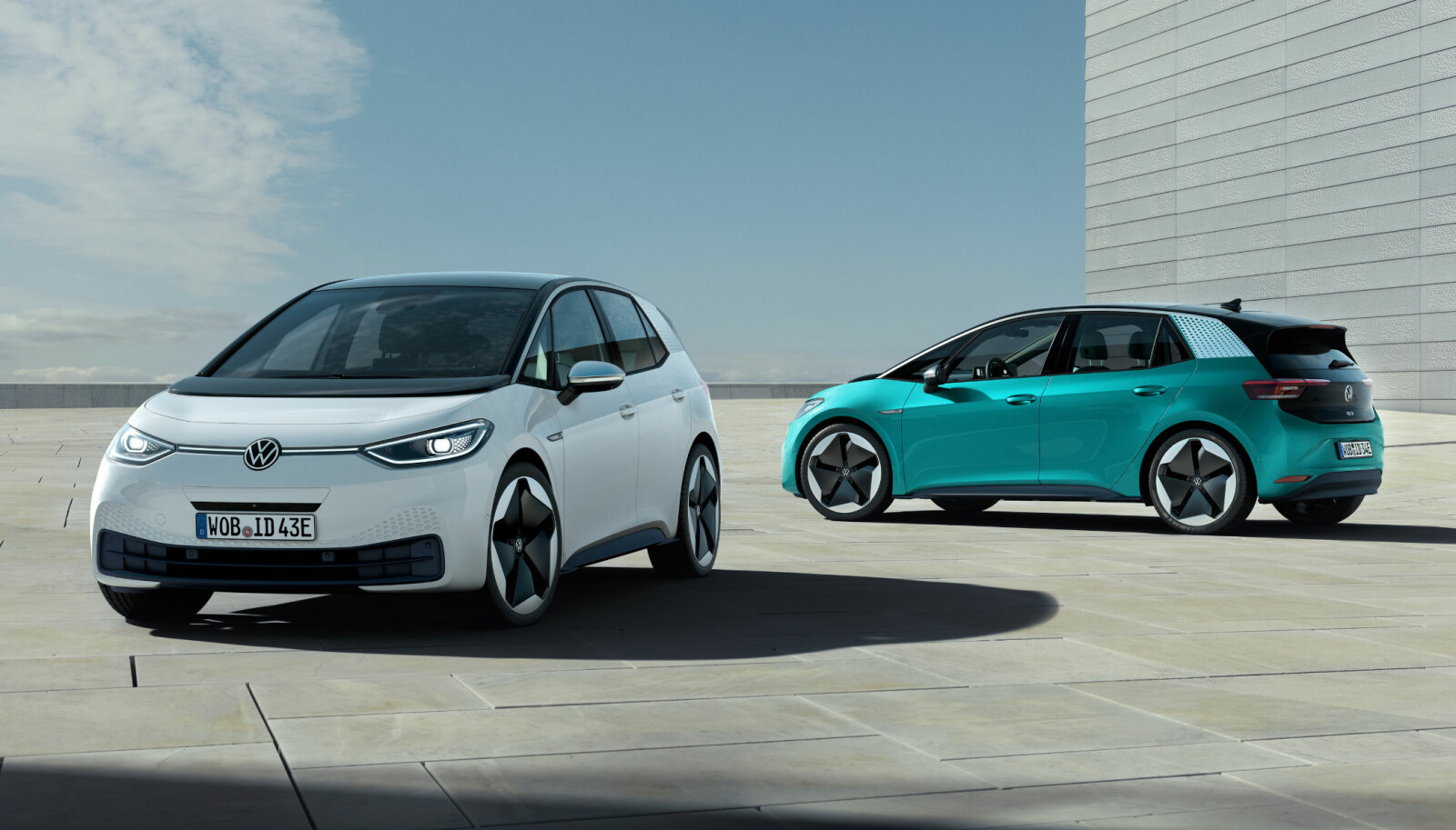 VERSJONER: Innstegsmodellen skal ha en rekkevidde på 330 kilometer med 45 kWh-batteri. Den vil koste under 30 000 euro. Deretter kommer versjonen med 58 kWh-batteri og en rekkevidde på 420 km. Toppmodellen skal ha er 77 kWh-batteri med en rekkevidde på 550 km. Du skal kunne hurtiglade ID.3 til en rekkevidde på 290 km på 30 minutter med 100 kW-lading. VERSJONER: Innstegsmodellen skal ha en rekkevidde på 330 kilometer med 45 kWh-batteri. Den vil koste under 30 000 euro. Deretter kommer versjonen med 58 kWh-batteri og en rekkevidde på 420 km. Toppmodellen skal ha er 77 kWh-batteri med en rekkevidde på 550 km. Du skal kunne hurtiglade ID.3 til en rekkevidde på 290 km på 30 minutter med 100 kW-lading.