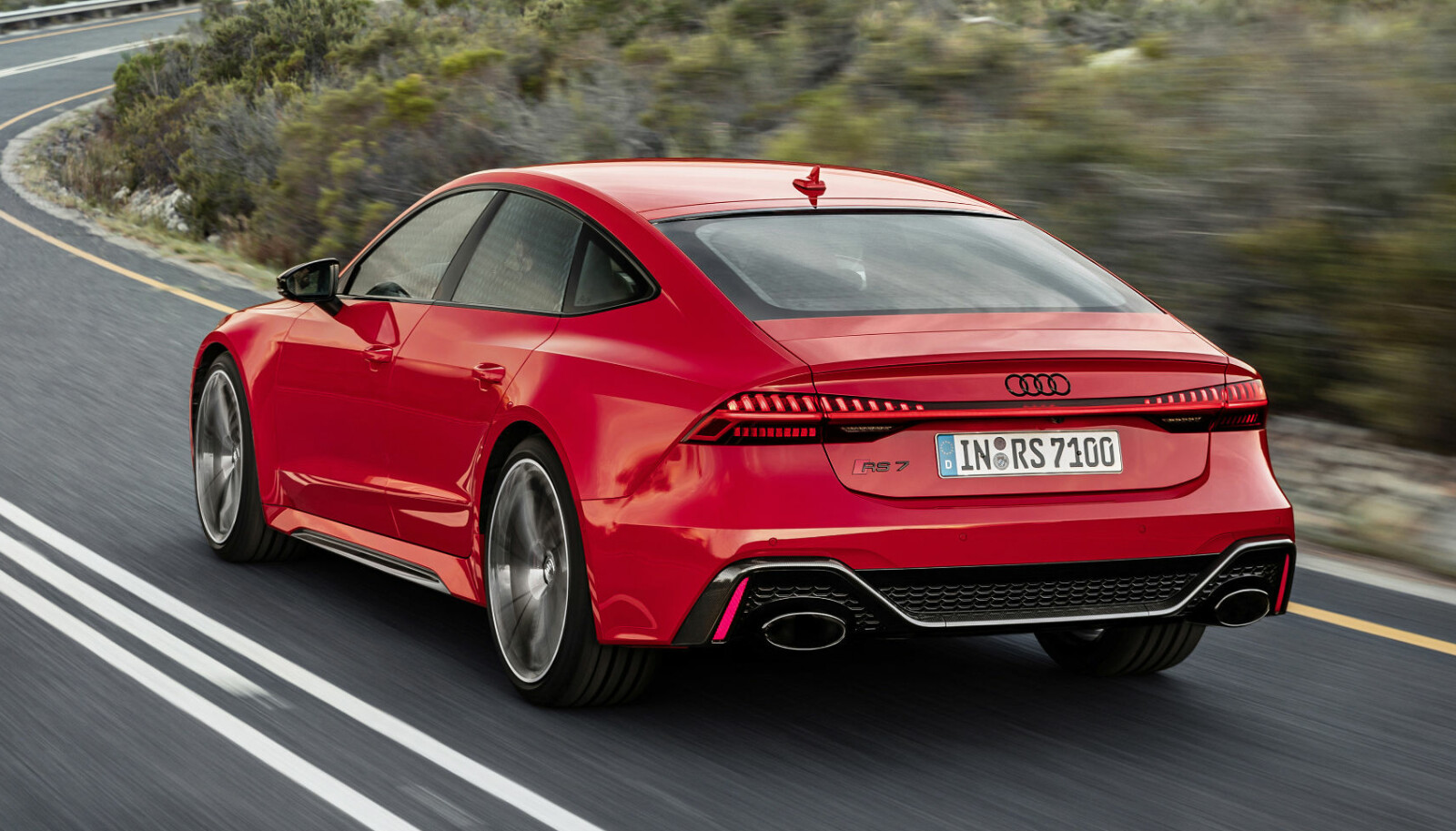 ULIKHETER: Nye RS 7 Sportback deler de coupéaktige linjene med basismodellen, men bare fire områder er like – panseret, taket, fordørene og bakluka. ULIKHETER: Nye RS 7 Sportback deler de coupéaktige linjene med basismodellen, men bare fire områder er like – panseret, taket, fordørene og bakluka.